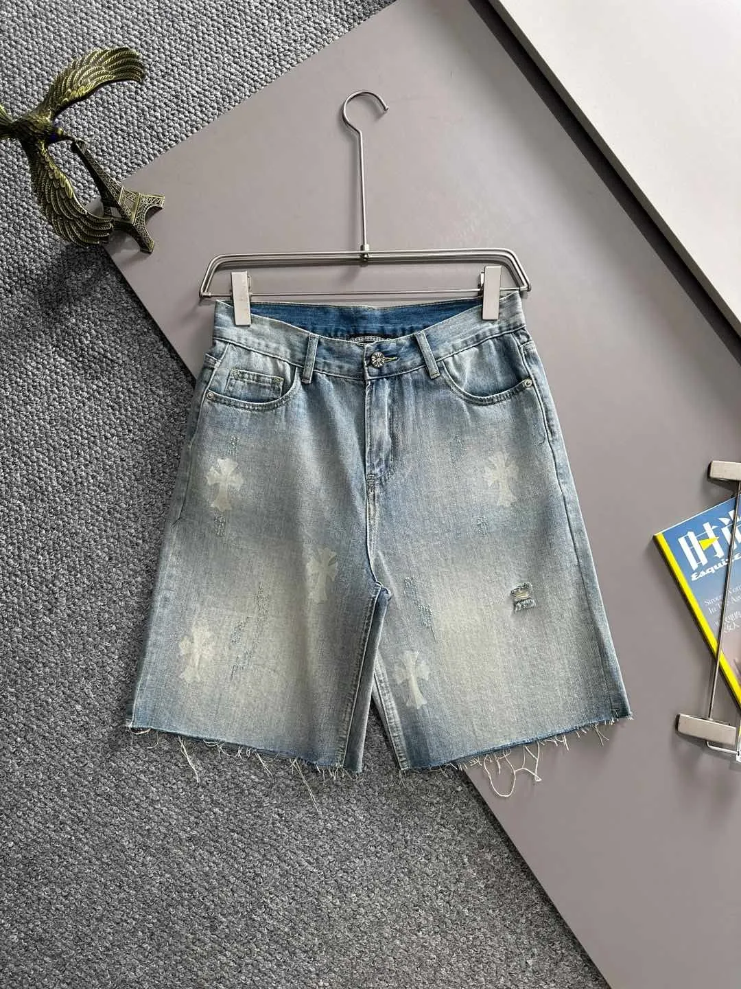 🅿️330 Croxin 2025 summer new jeans denim shorts are woven from imported Japanese Denim plain cotton denim fabrics. They are complete with three standards. The top stonewashing process makes the texture reach the old taste of the 1980s. It is soft, delicate, comfortable and breathable. The color has a modern and fashionable vicissitudes. The upper body is versatile and fashionable! Light luxury, a must-have item for daily commuting! Code number: 28-38 (please state your height and weight when placing an order)